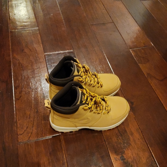 Women's Nike Manoa Leather Boots - Picture 12 of 15